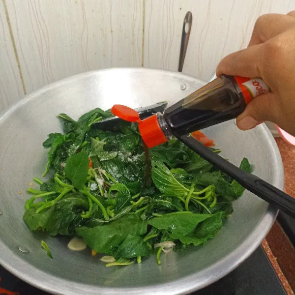 Tambahkan air garam gula penyedap juga saori secukupnya