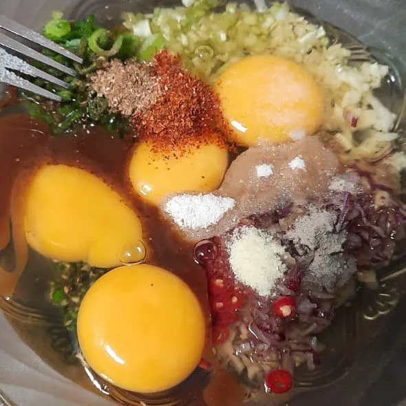 Kemudian masukan 4 butir telur dan tambahkan semua bumbu halus.
