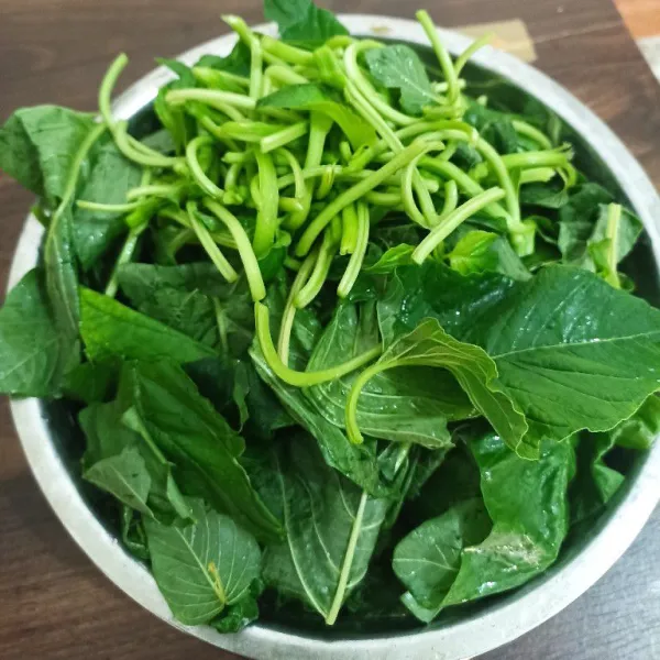 Siangi bayam, Cuci dan tiriskan