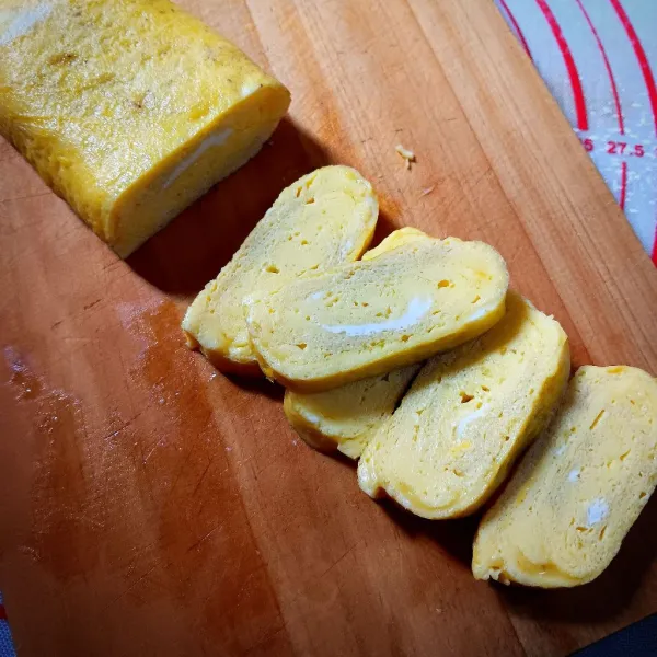 Setelah telur dingin, potong setebal 1 cm.