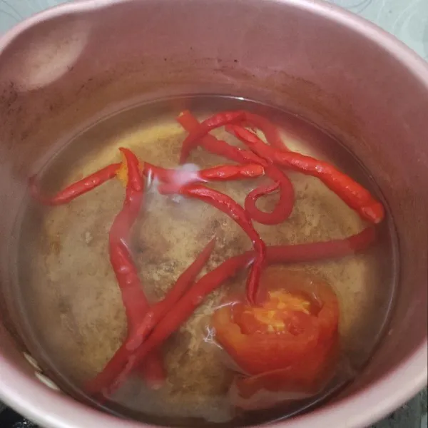 Rebus cabe dan tomat sampai layu. Kemudian angkat dan tiriskan.