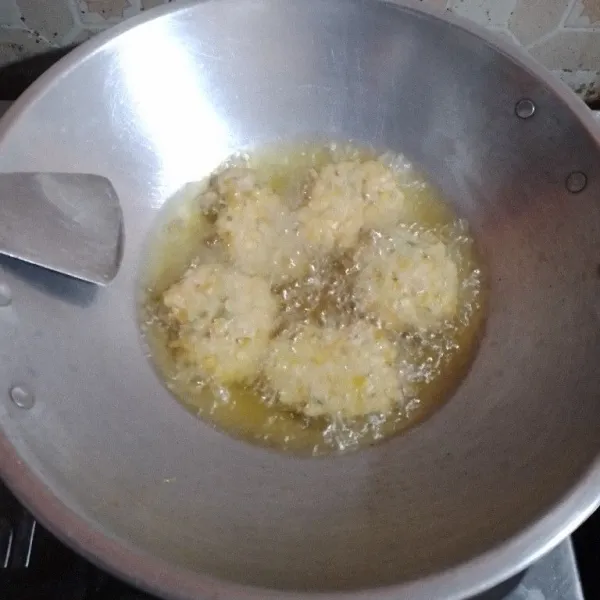 Panaskan margarin dan minyak. Masukkan adonan, bentuk sesuai selera.
