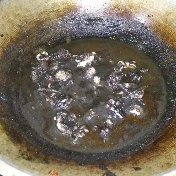 Masak hingga matang dan bumbu meresap, koreksi rasa dan sajikan.