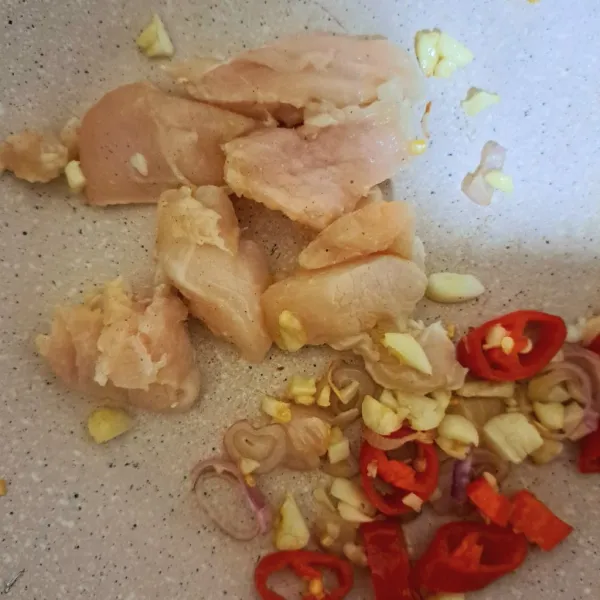 Masukkan fillet ayam yang telah dipotong dadu dan tumis hingga ayam matang.