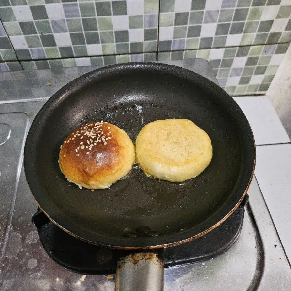 Grill sebentar burger bun di atas pan. Beri sedikit margarin.