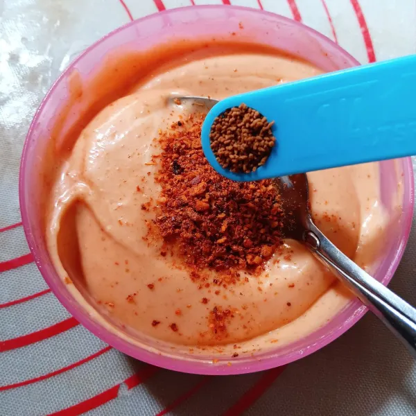 Tambahkan cabe bubuk dan dashi instan, aduk sampai rata. Cek rasa.