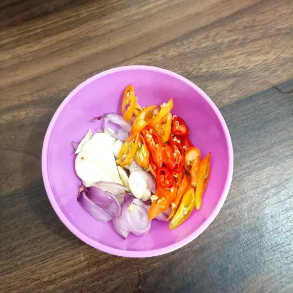 Iris duo bawang dan cabe rawit