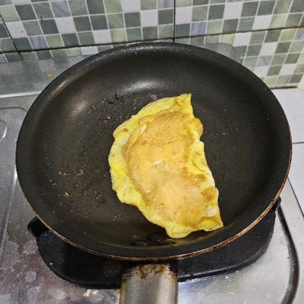 Buat dadar telur dengan margarin secukupnya. Karena telurnya ada 2 butir, membuat telur dadar nya dua kali.