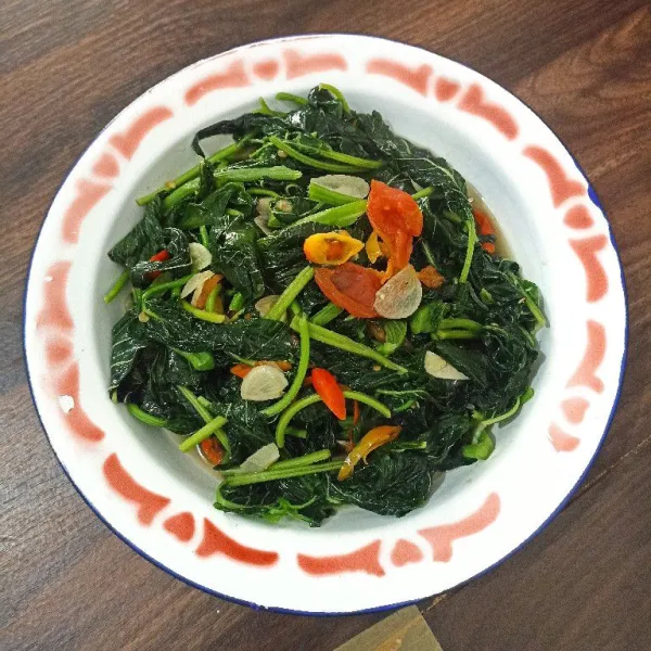 Tumis bayam siap disajikan