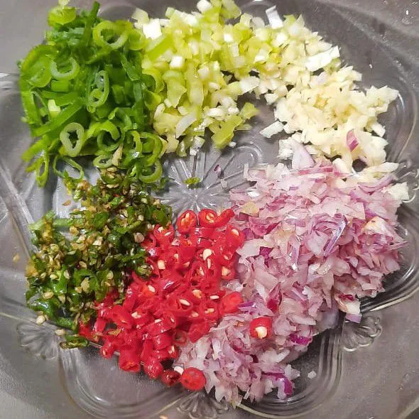 Siapkan bahan dalam wadah.