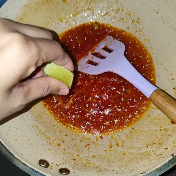 Beri perasan jeruk nipis, garam, dan MSG, kemudian aduk hingga rata