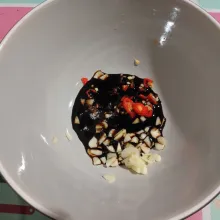 Dalam mangkok, masukkan kecap manis, bawang putih cincang dan cabe rawit cincang.