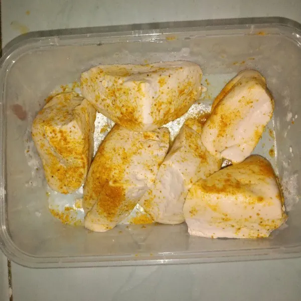 Potong tahu, beri garam dan kunyit bubuk secukupnya.