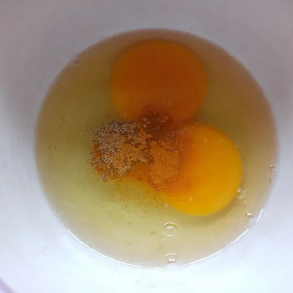 Kocok lepas telur, garam, lada bubuk, kunyit bubuk, dan kaldu bubuk hingga tercampur rata.
