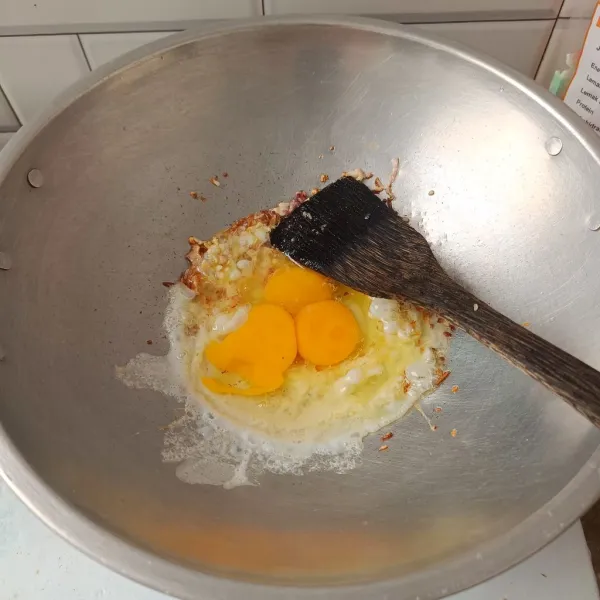 Tambahkan telur, aduk-aduk hingga telur matang.
