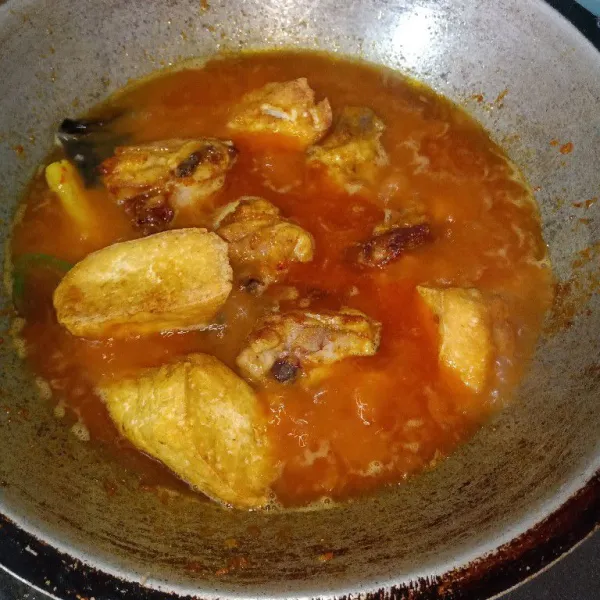 Masukkan ayam dan tahu tunggu sampai air menyusut.