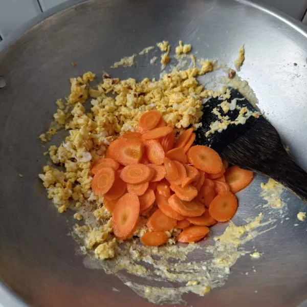 Tambahkan potongan wortel.