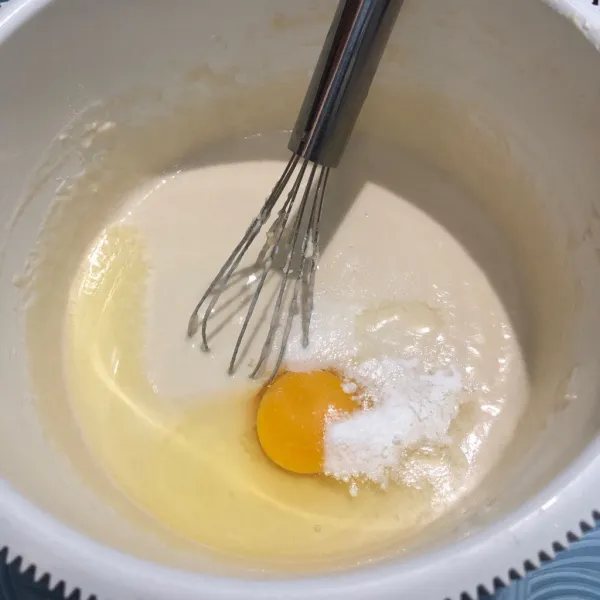 Tambahkan telur dan vanili. Aduk sebentar jangan lama lama agar hasilnya tidak bantet. Kemudian diamkan minimal 1 jam untuk menunggu gelembung yg keluar dari adonan.