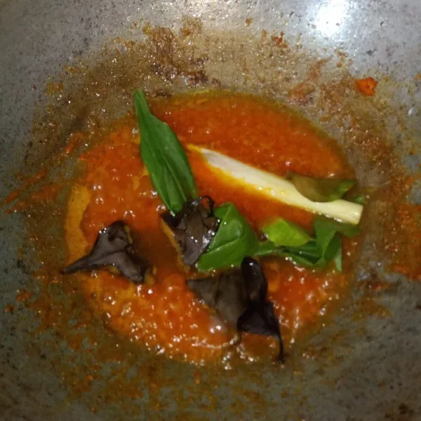 Tumis bumbu yang sudah diblender tambahkan lada bubuk, daun kunyit, sereh, daun salam, dan daun jeruk.