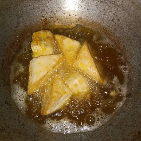 Goreng tahu sampai kecoklatan.