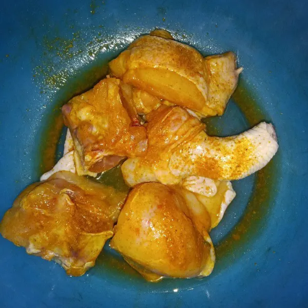 Bumbui ayam dengan garam dan kunyit bubuk, diamkan selama 15 menit.