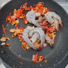 Masukkan udang, tumis hingga berubah warna.