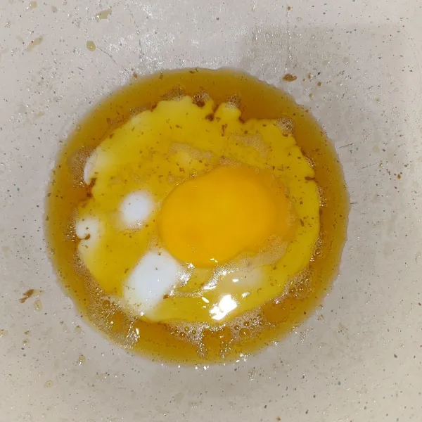 Panaskan minyak, lalu ceplok telur dan masak sampai berkulit