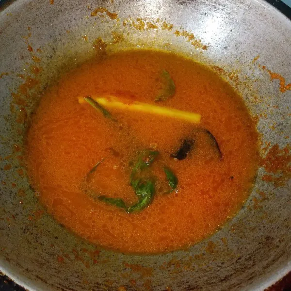 Tambahkan air secukupnya, beri garam, gula, penyedap.