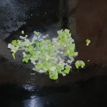Panaskan minyak, tumus daun bawang hingga layu. Sisihkan di pinggir wajan.
