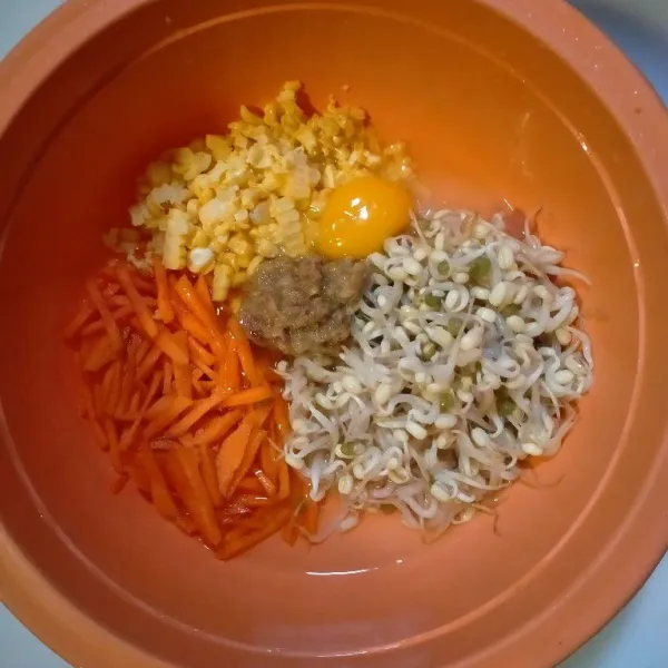 Masukkan bumbu halus, telur dan air ke dalam sayuran. Aduk.