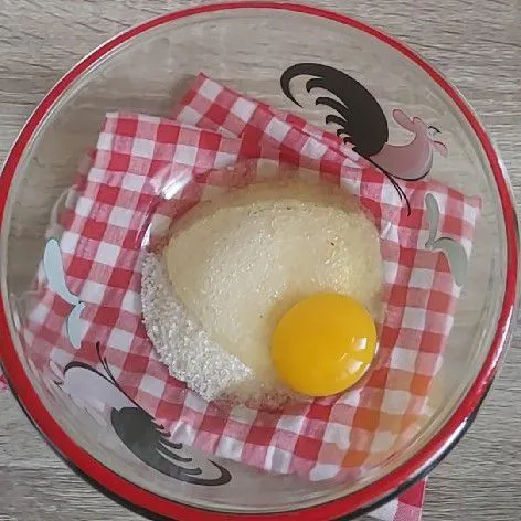 Kocok gula dan telur hingga gula larut.