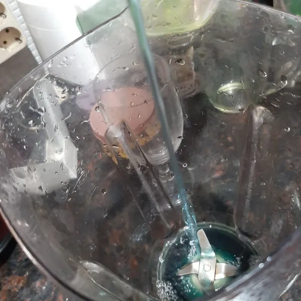 Tuang teh bunga telang dalam blender.