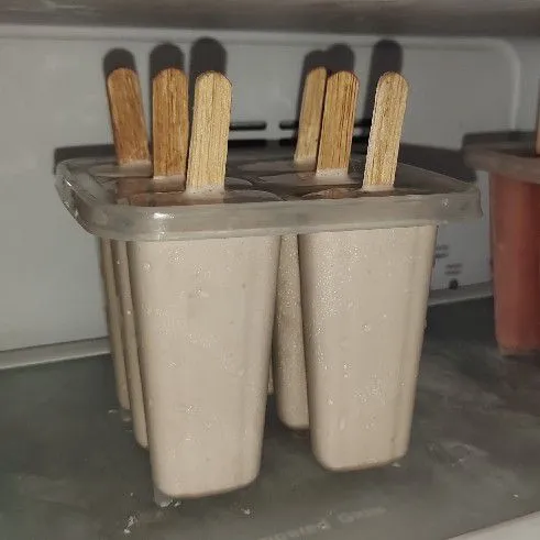 Masukkan stik es krim di tengahnya, lalu diamkan semalaman.