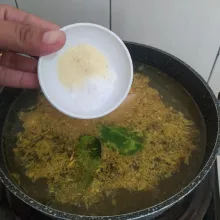 Bumbui dengan garam dan kaldu bubuk.