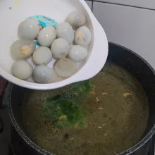 Masukkan air dan telur puyuh yang sudah dikupas.