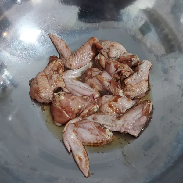 Goreng sayap ayam dengan sedikit minyak, hingga setengah matang.