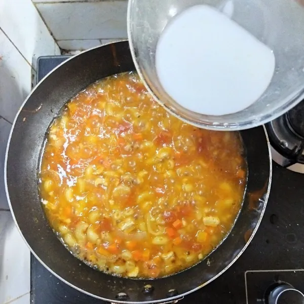 Bumbui dengan merica, garam dan gula pasir, kemudian tuangkan tepung maizena. Aduk rata hingga sup mengental. Koreksi rasa.