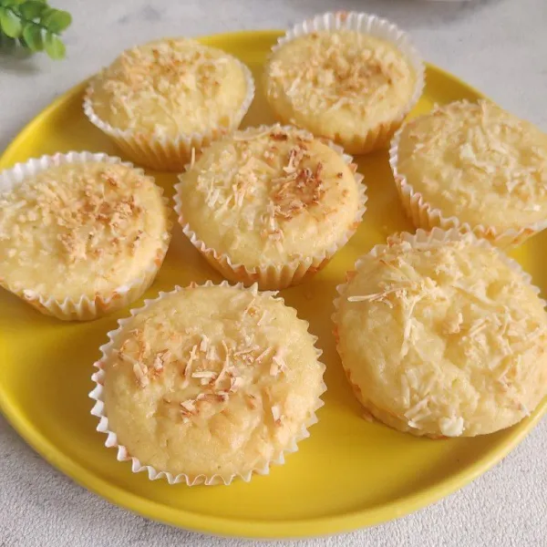Keluarkan cupcake dari oven, tunggu hangat dan sajikan bersama teh ataupun kopi.
