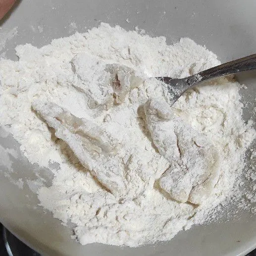 Jika sudah 10 menit balurkan ke campuran tepung kering, yaitu 6 sendok maizena dan tepung serbaguna.