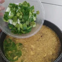 Koreksi rasa, terakhir masukkan irisan daun bawang. Setelah matang ambil ayamnya, tiriskan lalu suwir daging ayamnya.