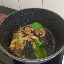 Panaskan secukupnya minyak lalu tumis bumbu halus, daun jeruk dan serai hingga harum.