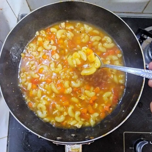 Siap disajikan dengan parutan keju dan taburan parsley.