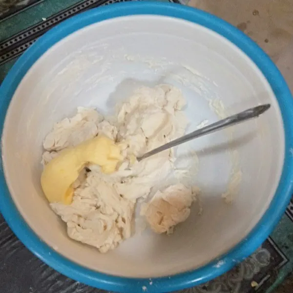 Tambahkan margarin lanjutkan mengaduk adonan dengan garpu. Tidak perlu kalis ya. Asal tercampur rata.