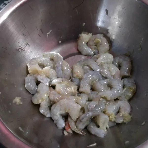 Masukkan ke dalam wadah, udang, lada, bawang putih, juga garam. Aduk, lalu marinasi 30 menit. Udangnya bisa full kupas atau sisakan ekornya.