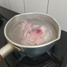 Cuci bersih ayam lalu rebus sebentar dan bilas kembali hingga bersih.