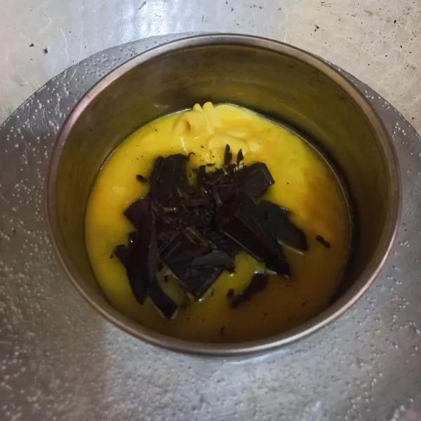 Setelah hampir meleleh semua, masukan potongan cokelat batang, aduk hingga leleh bersama butter/margarin.