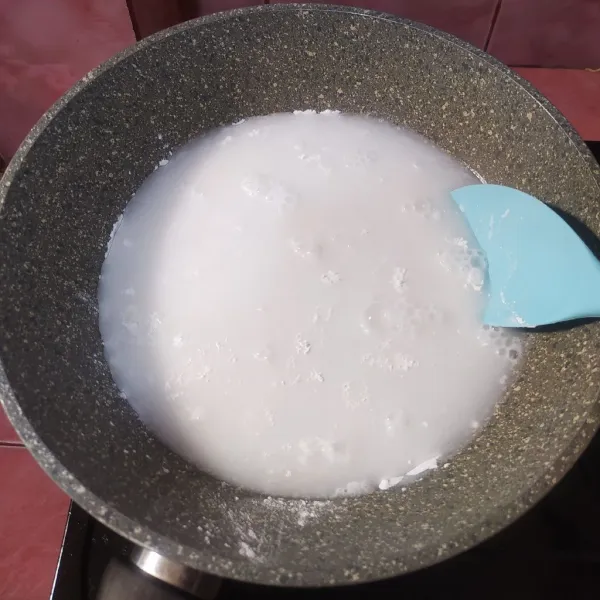 Bubur sum-sum: Campur tepung beras, garam, santan dan air, aduk sampai rata.