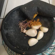 Uleg bumbu hingga halus.