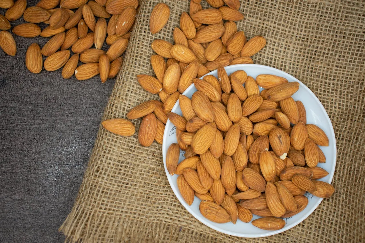 kacang almond makanan tinggi kalori sehat