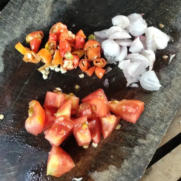 Iris semua bahan sambal, lalu tambahkan kecap aduk rata. Sajikan dengan ikan bakar. Selamat menikmati.